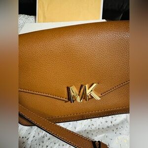 Michael Kors✨🤎🩶Brown Crossbody Bag with Gold Logo
